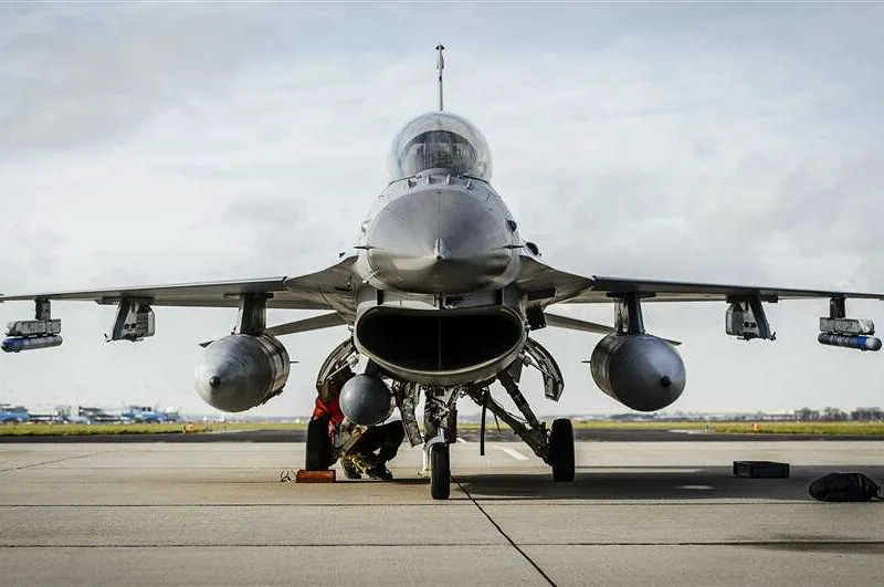 Alankomaiden ilmavoimien F-16-monitoimihävittäjä Amsterdamin Schipholin lentoasemalla tammikuussa 2016.