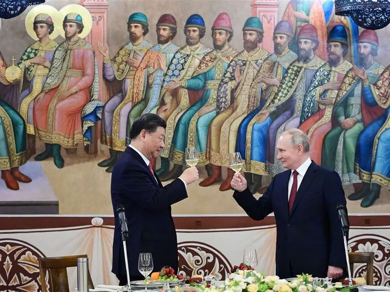 Vaikka Kiina näyttelee rauhanneuvottelijan roolia, sen intresseissä on vahva suhde Putinin Venäjään.