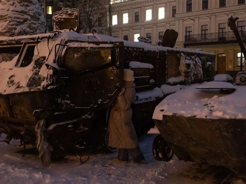 Tuhottua ja haltuunotettua venäläistä sotilaskalustoa Ukrainan pääkaupungissa Kiovassa joulukuussa 2022.