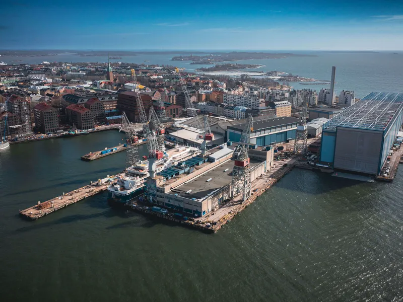 Pitkään ostajaa etsinyt Helsingin telakka on siirtymässä kanadalaisomistukseen. Hietalahdessa sijaitseva telakka kuvattuna maaliskuussa 2023.