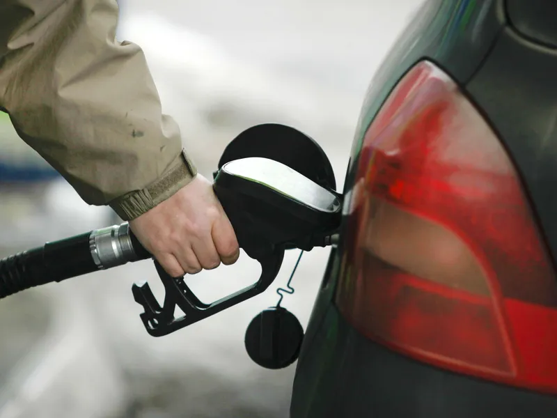 Tavallinen bensa-auto nielee polttoainetta koko käyttöikänsä aikana vain noin 10 kertaa oman massansa verran.
