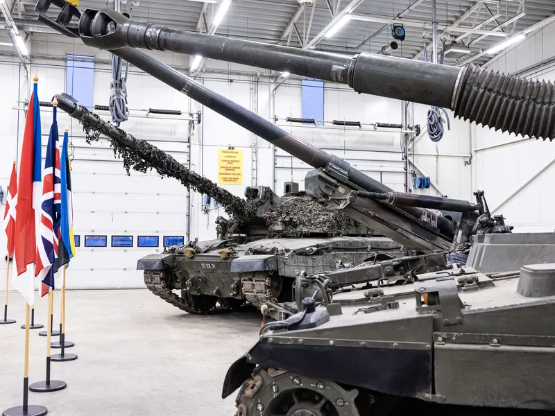 Tapan sotilastukikohdassa esiteltiin äskettäin sotakalustoa, joita Euroopan maat harkitsevat lähettävänsä Ukrainan avuksi sotaan. Virossa esiteltiin muun muassa Leopard- ja Challenger 2 -taistelupanssarivaunuja. Kuvituskuva.
