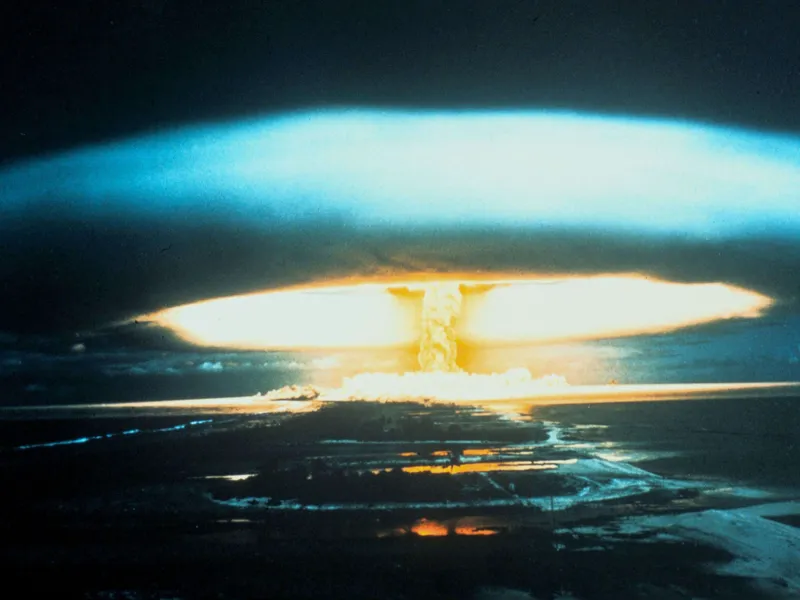150-megatonnisen ydinpommin räjäytys Bikinin atollilla keväällä 1954.