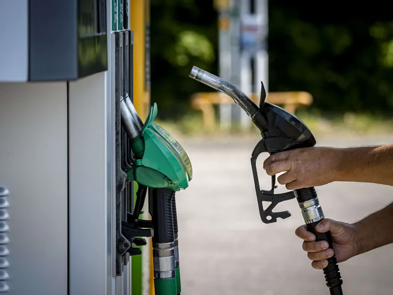 Öljyn maailman markkinahinta on yksi merkittävimmin bensiinin hintaan vaikuttavista tekijöistä.