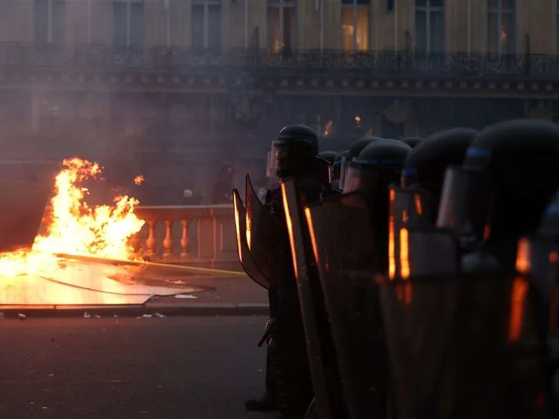 Suurin osa mielenosoituksista on sujunut rauhallisesti, mutta mellakoivat anarkistit ovat aiheuttaneet ongelmia Pariisissa.