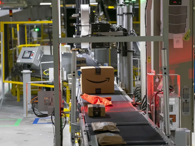Robotti työntelee pakettikärryjä itsenäisesti.