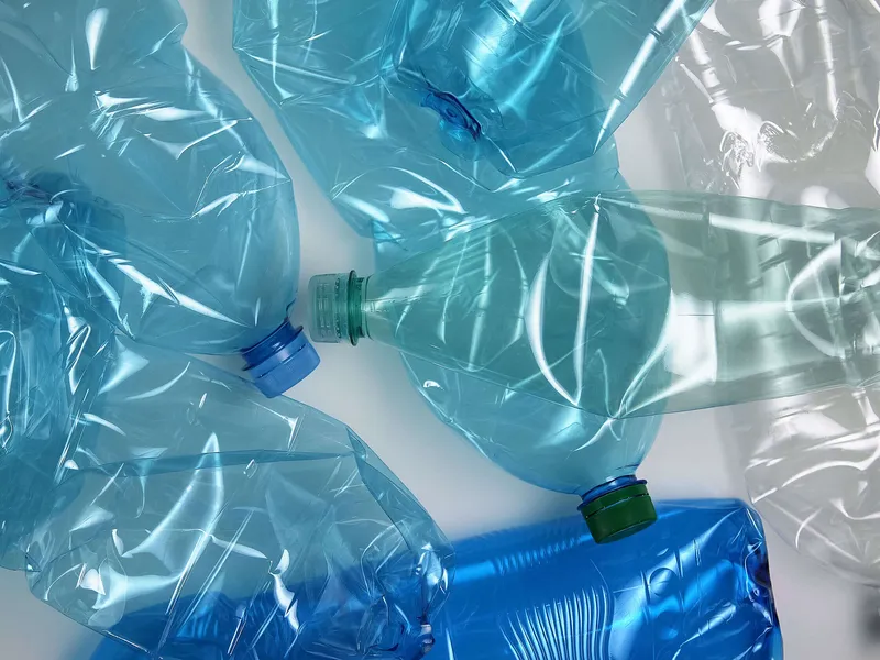 Kuvassa pet-muovipulloja, superkondensaattorin osat tehtiin polyeteenimuovista.