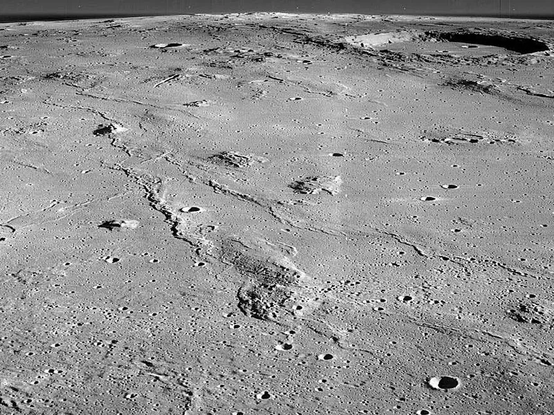 Kuun pinnalla on esimerkiksi Marius-kraatteri ja vuoria, joita voi pitää kiintopisteinä. Ihmisen voi kuitenkin olla vaikea arvioida niiden etäisyyttä.
