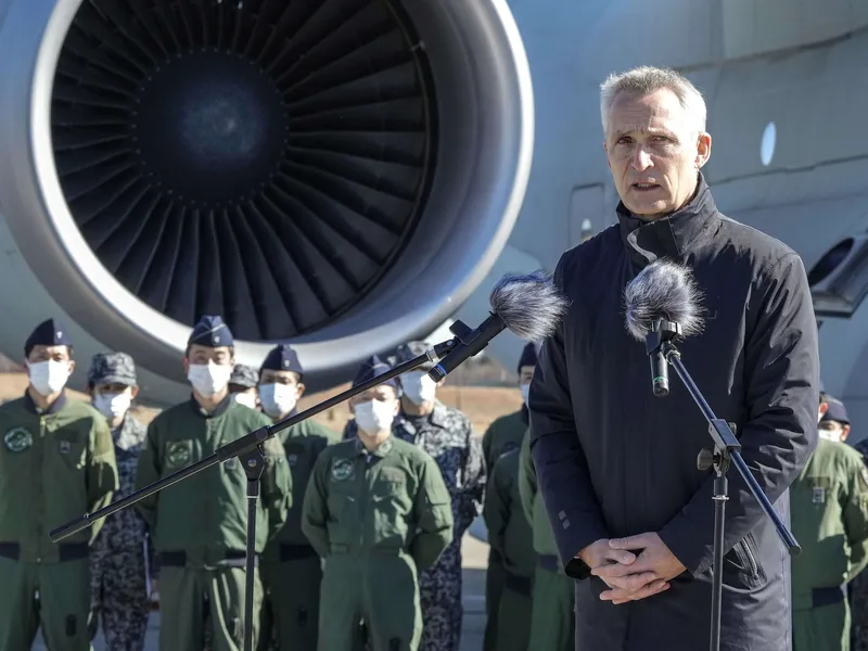 Puolustusliitto Naton pääsihteeri Jens Stoltenberg vierailullaan Japanissa tiistaina.
