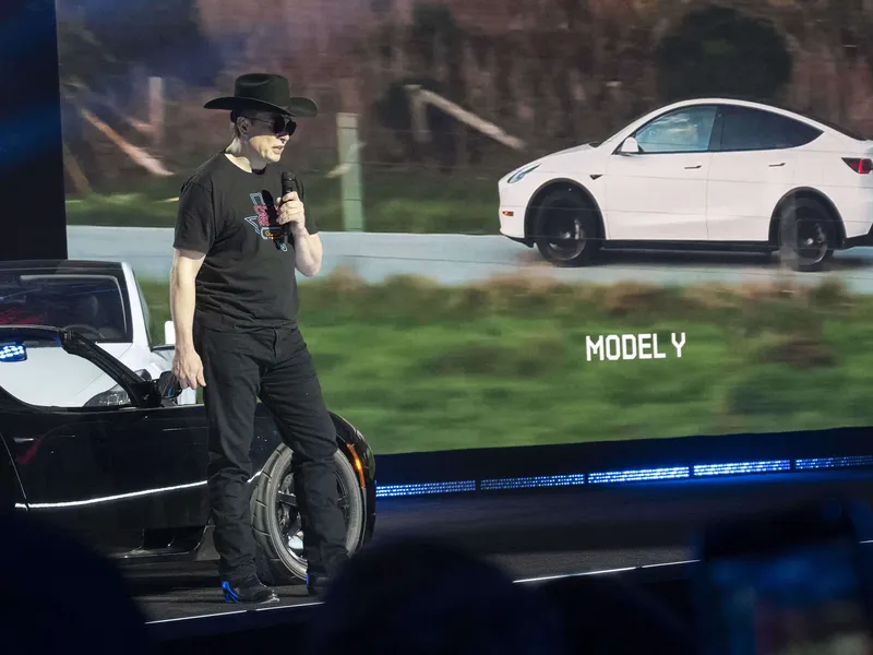 Elon Musk kuvattiin cowboy-hatussa Teslan Teksasin-tehtaan avajaisissa huhtikuussa.
