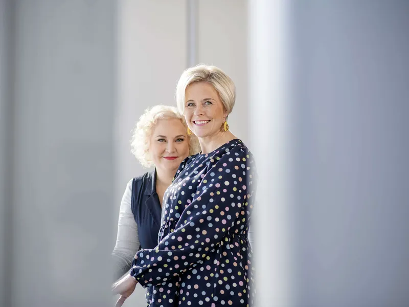 Media-alan yrittäjät Rosanna Marila (vas.) ja Sanna Wallenius ovat kirjoittaneet palkkio-oppaan yksinyrittäjille. Kirjan vinkeistä voivat hyötyä myös tekniikan alan yrittäjät.