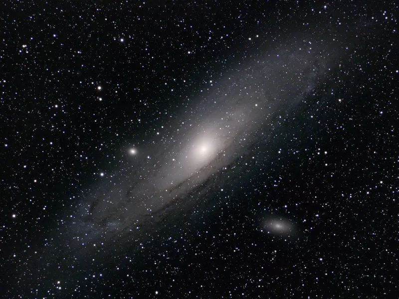 Omasta kotigalaksistamme Linnunradasta katsoen lähin ”varsinainen” galaksi on Andromeda (kuvassa). Jos Linnunrata olisi 22 cm levyinen lautanen, Andromeda mahtuisi samaan huoneistoon: välimatkaa kertyisi vain 6,3 metriä.