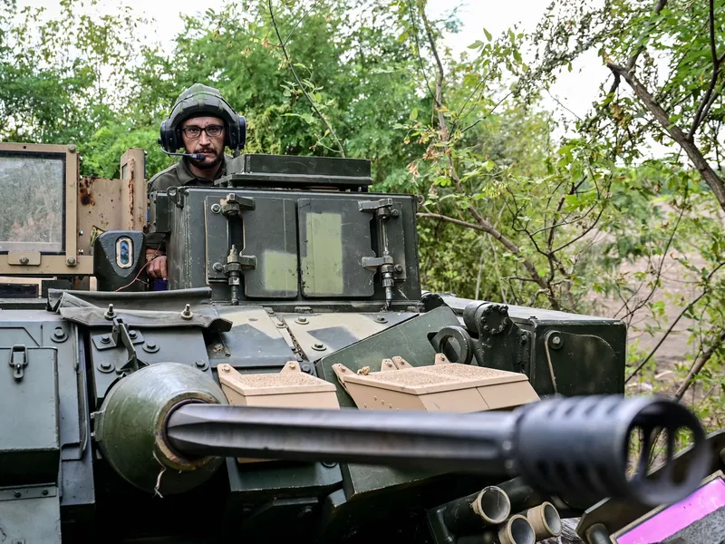 Ukrainan 47. mekanisoituun prikaatiin kuuluva jalkaväen Bradley-taisteluajoneuvo ja sen ampuja, 39-vuotias ”Molfar” syyskuun 6. päivänä. Prikaati on osallistunut Robotynen kylän vapauttamiseen venäläisistä valtaajista.