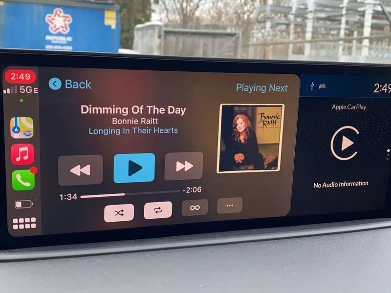 Applen auto-ohjelmisto laajenee pienestä viihde- ja navigointikeskuksesta auton ydintoiminnot kattavaksi järjestelmäksi.