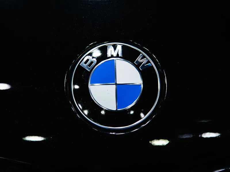 BMW ei ole ainoa autovalmistaja, jota houkuttaa ajatus asiakkaiden rahastamisesta senkin jälkeen, kun tämä on ajanut autollaan myyjän pihasta. Sen yritys oli kuitenkin keskimääräistä tökerömpi.