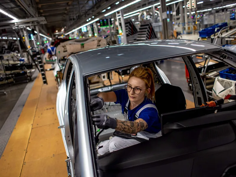 Volkswagen hankkii nyt mikrosiruja suoraan niiden valmistajalta ilman välikäsiä. Työntekijä kokosi ID.3-sähköautoa toukokuussa 2023 VW:n tehtaalla Saksan Zwickaussa.