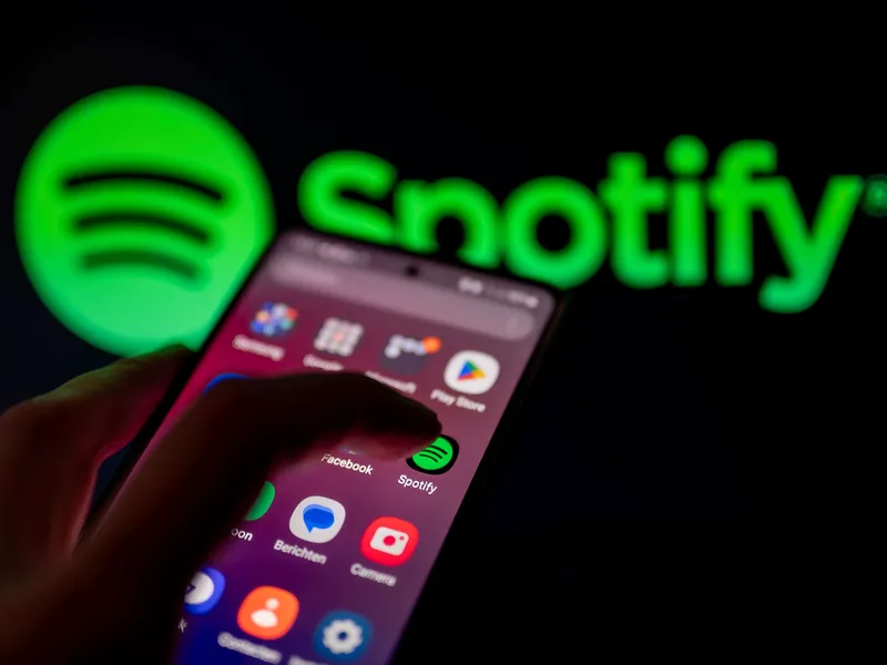 Spotifyn ilmaiskäyttäjät eivät voi valita kuunteluun yksittäisiä kappaleita, vaan ainoastaan laajempia soittolistoja.