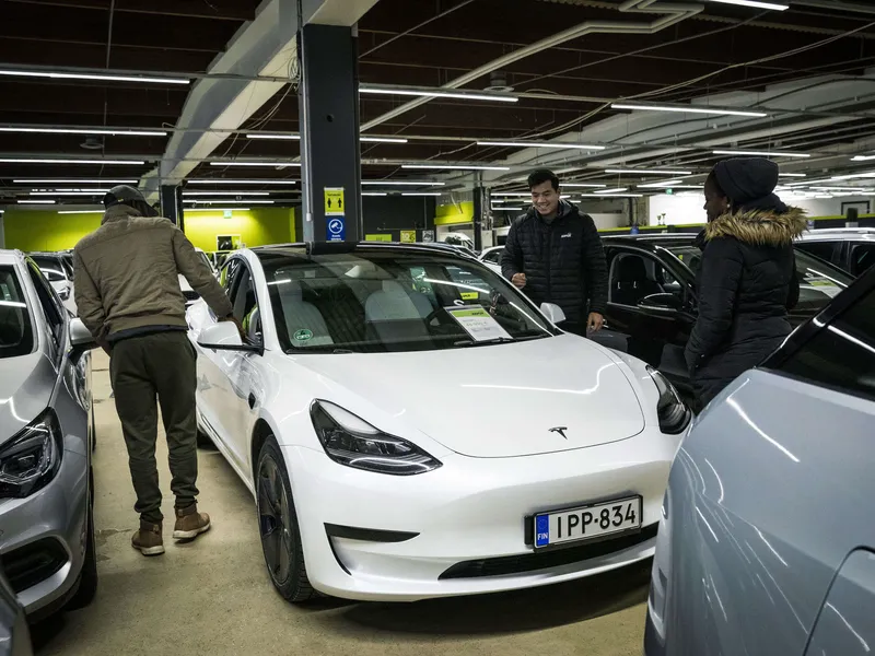 Käytettyjä sähköautoja myydään jo merkittävästi. Kuvassa käytetty Tesla Kamuxin vaihtoautoliikkeessä Vantaalla.