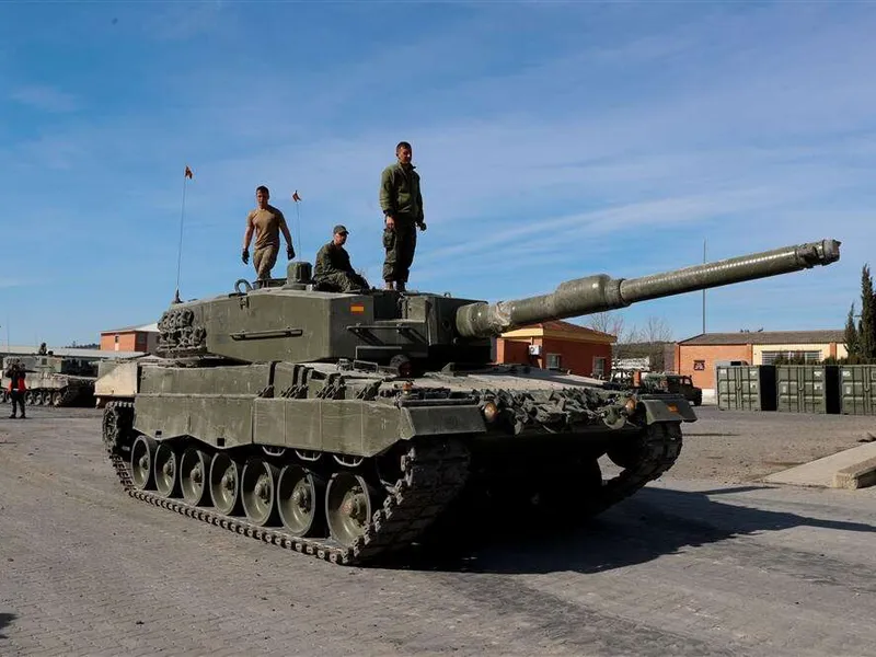 Ukrainalaissotilaita harjoittelemassa Leopard 2 A4 -taistelupanssarivaunulla Espanjassa maaliskuussa 2023.
