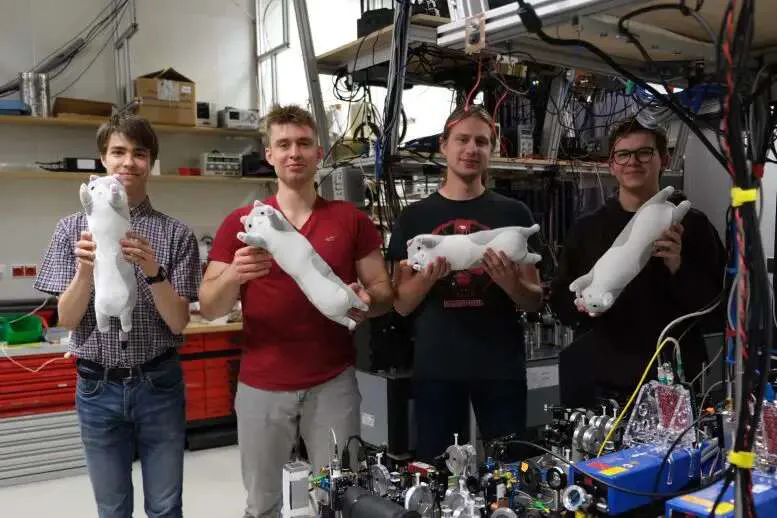 Opiskelijat laboratoriossa esittelevät Schrödingerin kissan rotaatiota.