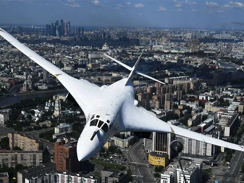 Pitkän kantaman ohjuksia ampuva Tupolev Tu-160 -pommikone.