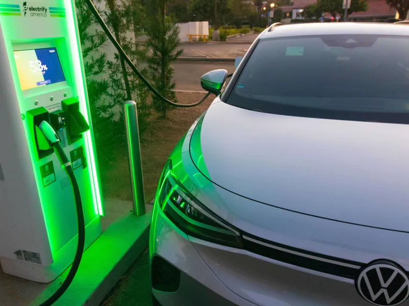 Dynaaminen hinnoittelu saattaa tulla seuraavaksi sähköauton lataushintoihin Suomessakin. Volkswagenin sähköauto Electrify American latauspisteellä.