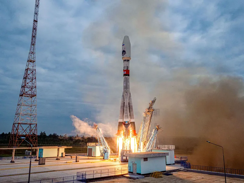 Venäjän avaruusjärjestön julkaisemissa kuvissa näkyy luotainta kuljettaneen raketin laukaiseminen.