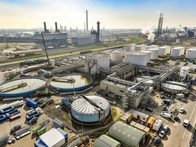 Euroopan suurin öljynjalostamo on Shellin Perniksen-jalostamo Rotterdamissa.