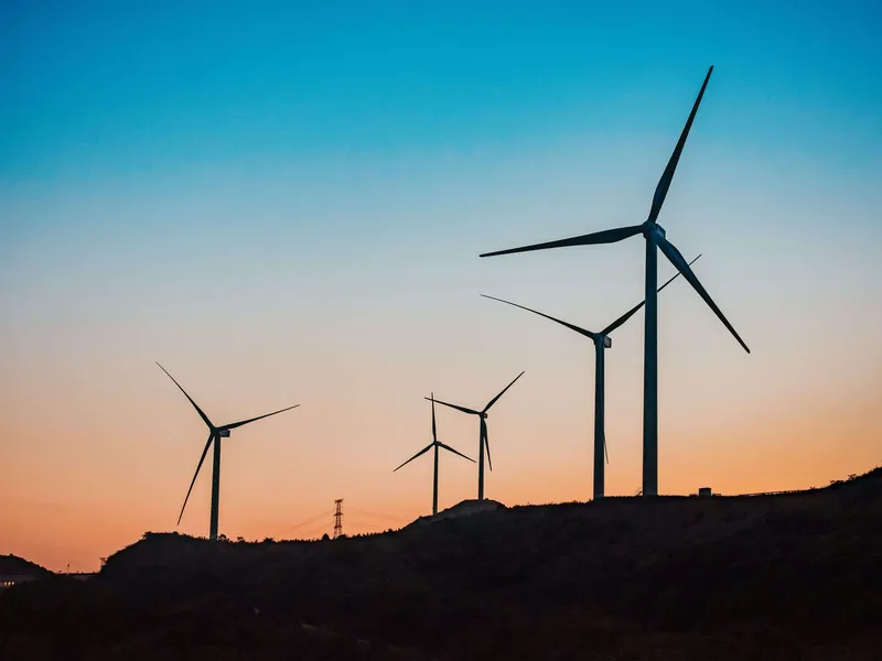Tuuliturbiineissa käytetään usein kestomagneettigeneraattoreita, jotka valmistetaan harvinaisista maametalleista.