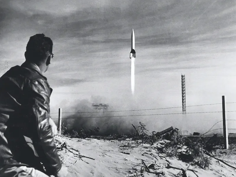 V2 ammutaan avaruuteen White Sandsissa Yhdysvaltain New Mexicossa. USA vei mukanaan natsi-Saksan raunioilta runsaasti avaruustekniikkaa.