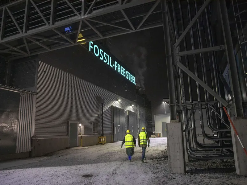 Valtiovarainministeri Annika Saarikko tutustuu fossiilittoman teräksentuotannon kehitykseen Luulajassa seurassaan SSAB:n toimitusjohtaja Martin Lindqvist. Raaka-aineena käytetään pohjoisruotsalaista rautamalmia.