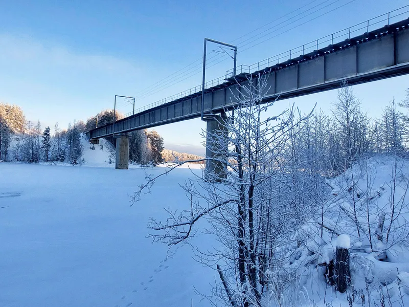 Tammikuussa 2023 alkavassa urakassa Kreate rakentaa Syrjäsalmen nykyisen sillan länsipuolelle ensin työsillan, josta uusi silta rakennetaan.