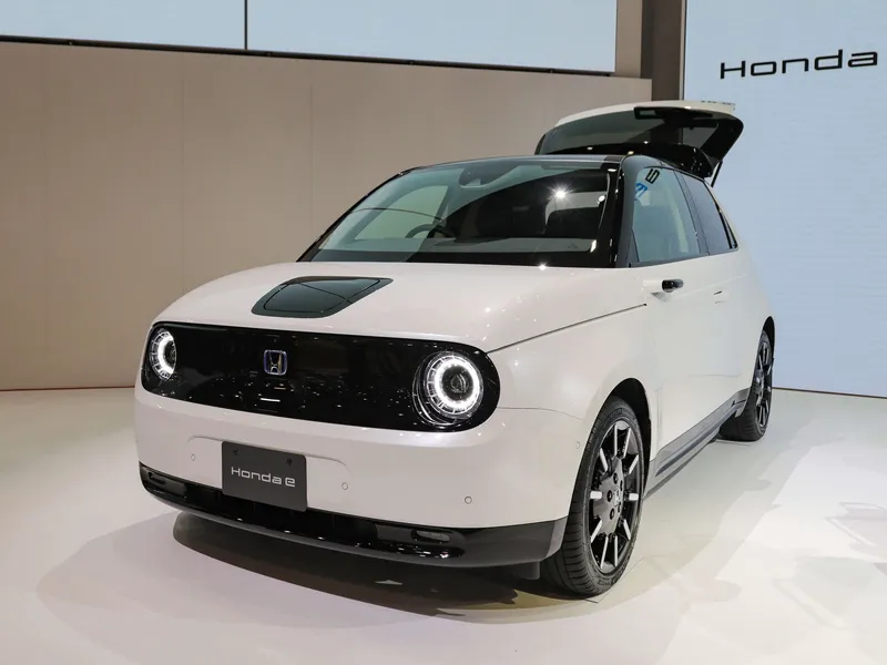 Honda esitteli ensimmäistä täyssähköautoaan Honda e-mallia Tokion autonäyttelyssä vuonna 2019.
