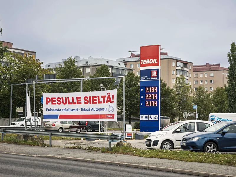 Teboilin omistaa venäläinen öljyjätti Lukoil. Huoltamoita pyörittävät usein yrittäjinä toimivat kauppiaat.