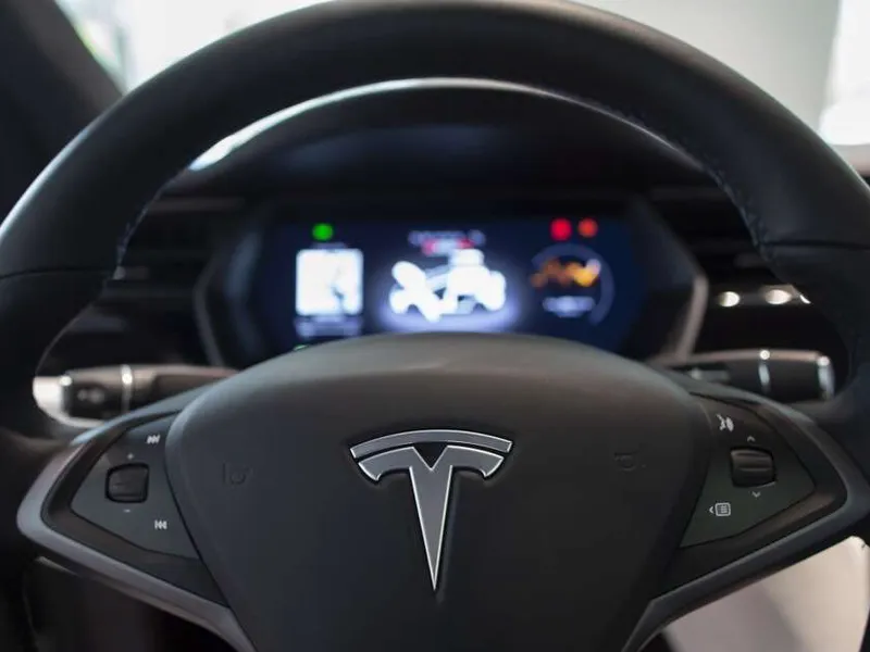 Teslan Autopilot-toimintoa on kritisoitu siitä, ettei sen toiminta vastaa markkinointinimeä.