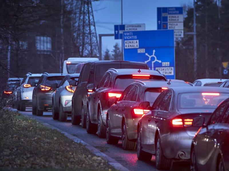 Suomen tieliikenteeseen suositellaan roimasti lisää sähköautoja.