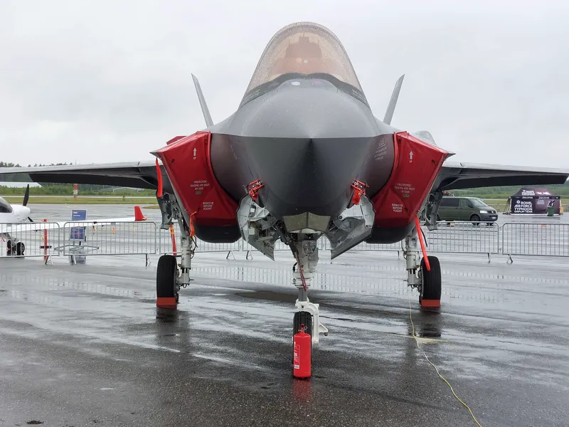 Moottorin ilmanoton suojilla varustettu Yhdysvaltain ilmavoimien F-35A Porissa kesäkuussa. Tiedossa ei ole, oliko RAF:n käyttämä suoja täsmälleen samankaltainen.