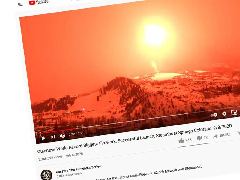 Kuvakaappaus videolta havainnollistaa, miten Steamboat Fireworksin yli 1 200-kiloinen tähtipommi 8.2.2020 valaisi vuoristomaiseman kilometrien päähän.