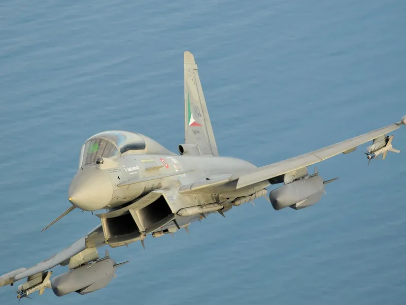 Kaksi Storm Shadow (tunnetaan myös nimellä SCALP) -risteilyohjusta Eurofighter Typhoon -monitoimihävittäjän siivissä.