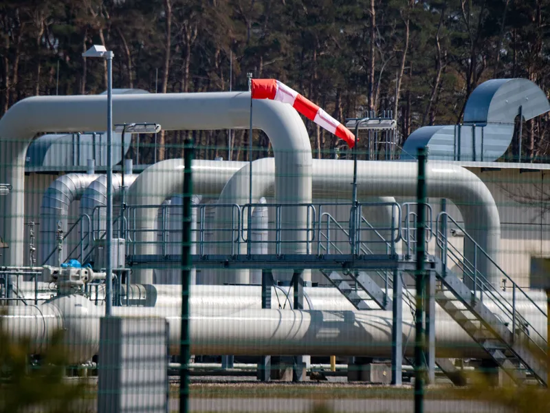 Maakaasun hinta on kymmenkertaistunut sen jälkeen, kun Venäjä hyökkäsi Ukrainaan. Hinta pomppasi viimeksi sen jälkeen, kun venäläinen Gazprom ilmoitti sulkevansa Nord Stream 1 -kaasuputken elo–syyskuun vaihteessa muutamaksi päiväksi huoltotöiden vuoksi.