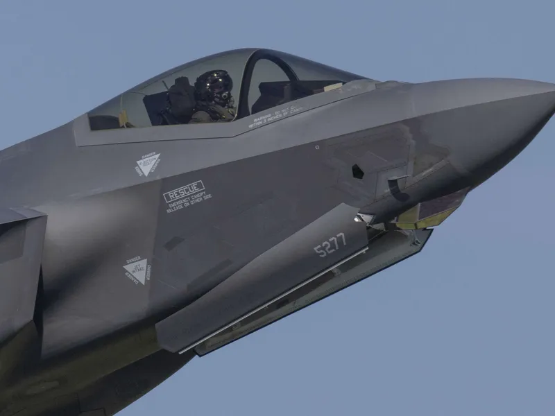 USAF:n F-35A-monitoimihävittäjä nousussa Spangdahlemin lentotukikohdasta Saksassa kesäkuussa 2023. Konetta ympäröivän ilman parametreja mittaavat monitoimianturit ovat etulaskutelineen luukuista hieman eteenpäin ja yläviistoon sijoitetut ”väkäset”.