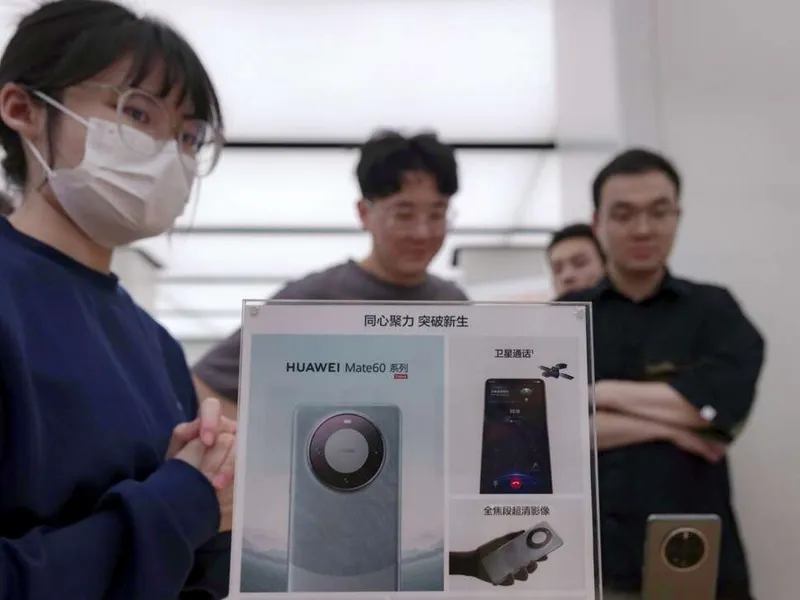 Kiinalaisasiakkaat tutustuvat uutuuspuhelimeen Huawein myymälässä Shanghaissa. Puhelimessa on kerrottu olevan kokonaan Kiinassa kehitetty 5g-siru.