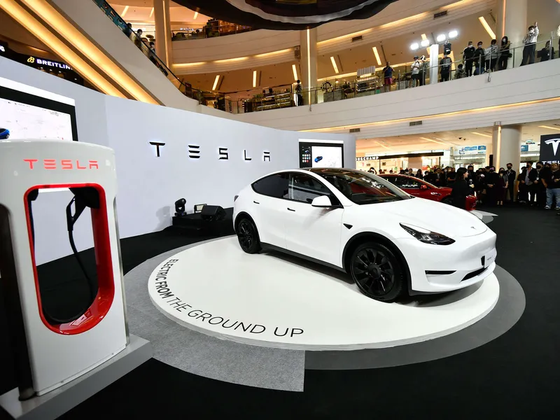 Vaikka Teslan ajoapujen nimestä voisi toisin päätellä, autot eivät kykene varsinaiseen autonomiseen ajoon.