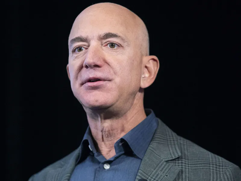 Jeff Bezos myy 2 miljardilla dollarilla Amazonin osakkeita. Motiivi kauppojen takana on kysymysmerkki.