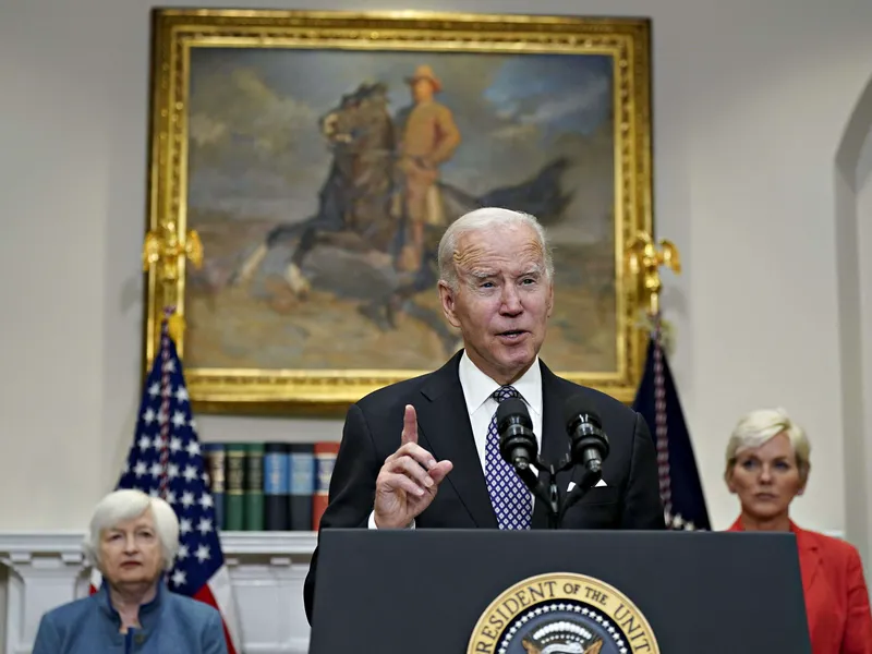 Presidentti Joe Biden sanoi maanantaina valmistelevan ylimääräistä veroa kovaa tulosta tekeville öljy-yhtiöille. Taustatukea tarjoilivat valtiovarainministeri Janet Yellen (vas.) sekä energiaministeri Jennifer Granholm.