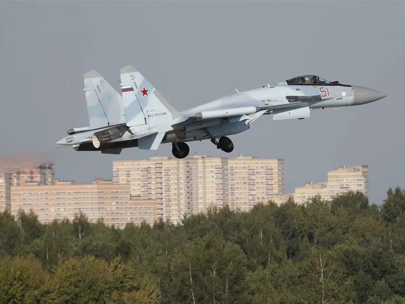 Suhoi Su-35 esityslennolla MAKS 2019 -lentonäytöksessä.
