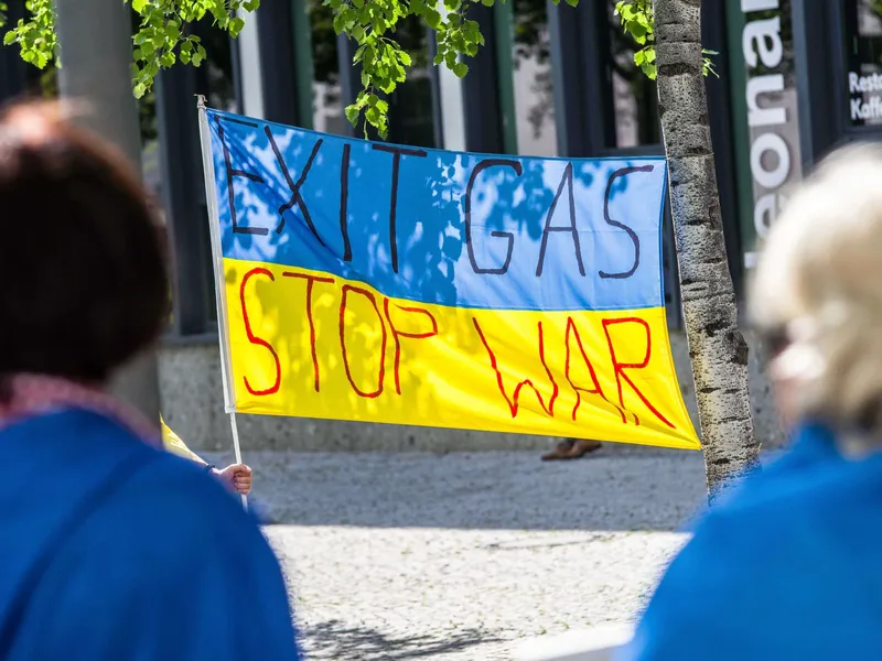 Venäjän hyökkäys Ukrainaan on kasvattanut maiden halua irtautua fossiilisesta energiasta ja kytköksistä tuontienergiaan, jolla sotaa rahoitetaan. Saksan Münchenissä ukrainalaisten järjestö osoitti 6. heinäkuuta mieltään Venäjältä tuotavaa kaasua vastaan.