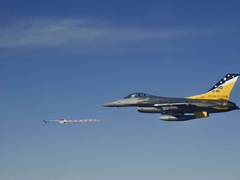 Tämä F-16-hävittäjä laukaisi Sidewinder-ohjuksen ase-evaluoinnissa Floridassa maaliskuussa 2021.