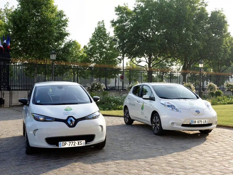 Renault Zoe sähköauton (vasemmalla) valmistus alkoi vuonna 2013 ja ensimmäisen sukupolven Nissan Leafin (oikealla) vuonna 2010. Ensimmäisen polven Leafin akulla oli Euroopassa 5 vuoden takuu. Uuden sukupolven Leafin ja Zoen akulla on nyt 8 vuoden tai 160 000 kilometrin takuu.