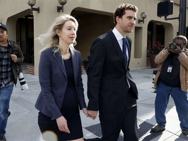 Elizabeth Holmes poistui kumppaninsa Billy Evansin kanssa lokakuussa oikeustalolta Kalifornian San Josessa.